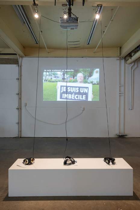 Mon installation, projection de mon vidéo avec écouteurs et cahiers avec le texte de mes vidéos.
