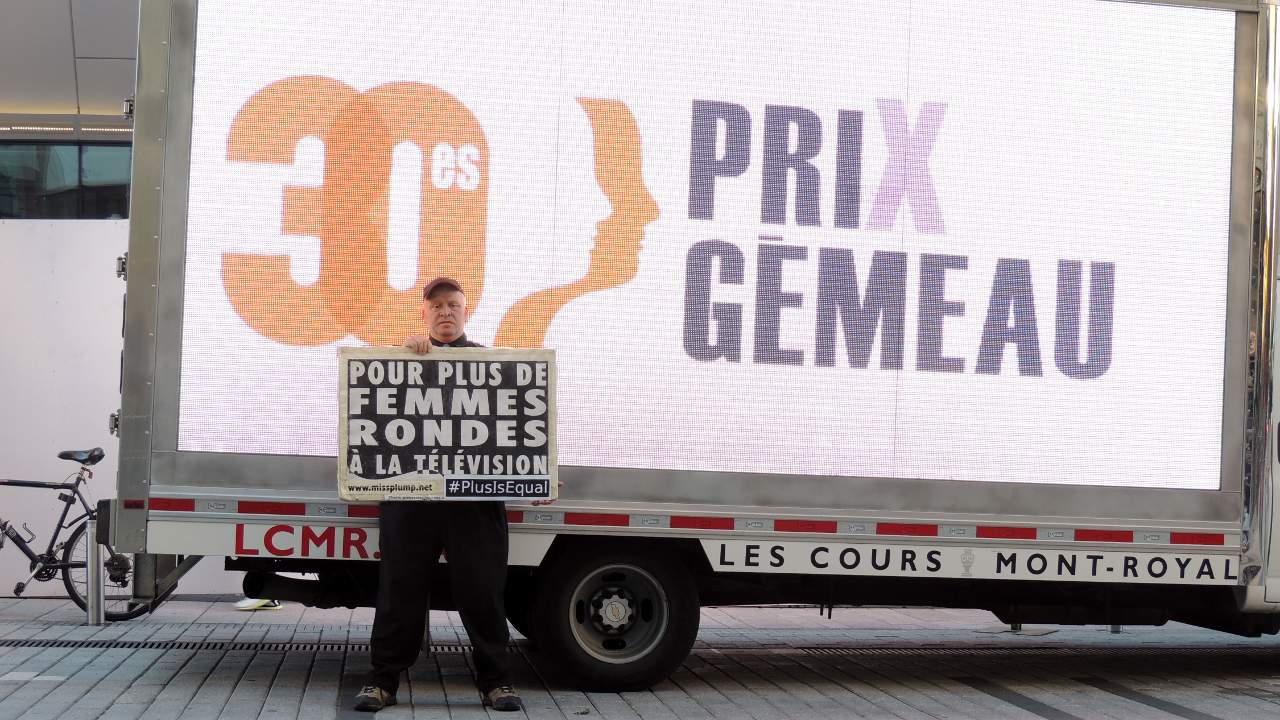 Moi devant le camion publicitaire avec mon affiche et le hashtag #PlusIsEqual