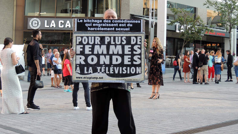 Jos Breton devant le complexe desjardins manifestant pour plus de femmes rondes  la tlvision au gala des prix gmeaux 2018.