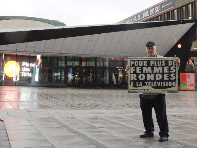 Jos Breton devant l'entre de Place des arts Montral manifestant pour plus de femmes rondes  la tlvision au gala des prix gmeaux 2022.