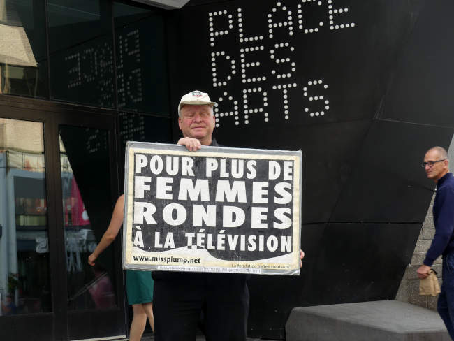 Jos Breton devant l'entre de Place des arts de Montral manifestant pour plus de femmes rondes  la tlvision au gala des prix gmeaux 2023.