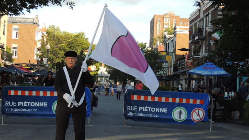 Je marche avec mon drapeau de la fiert ronde sur l'avenue Cartier