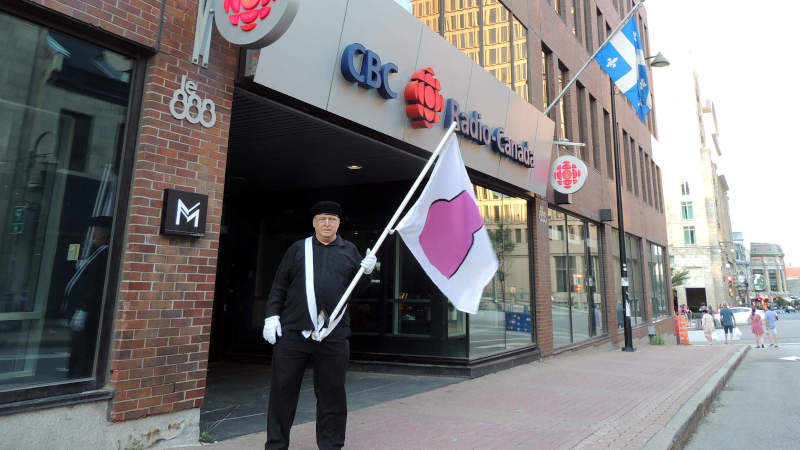 Je marche avec mon drapeau de la fiert ronde devant studio de Radio Canada