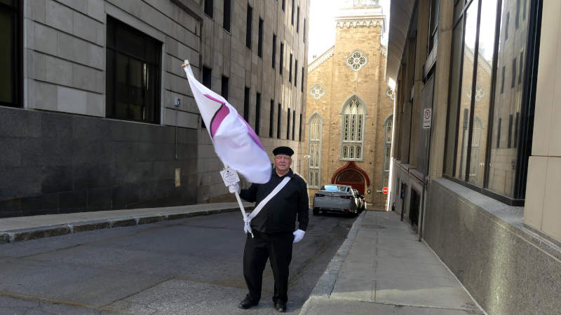 Je marche avec mon drapeau de la fiert ronde devant la chapelle des soeurs de la charit.