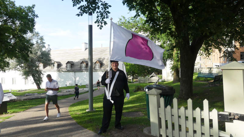 Je marche avec mon drapeau de la fiert ronde devant le parc de l'artillerie.