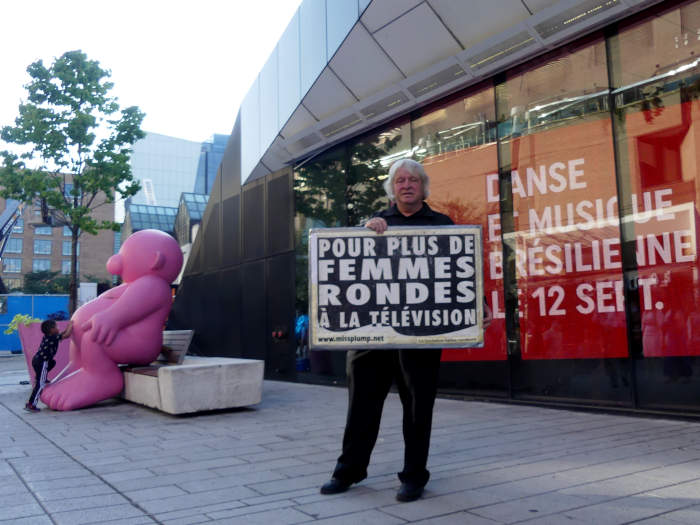 Jos Breton devant l'entre de Place des arts de Montral manifestant pour plus de femmes rondes  la tlvision au gala des prix gmeaux 2024.