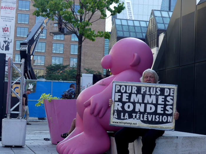 Jos Breton devant l'entre de Place des arts Montral manifestant sur la rue Ste-Catherine en face d'un Mignon de Philippe Catherine pour plus de femmes rondes  la tlvision au gala des prix gmeaux 2024.