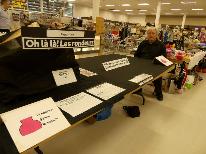 Jos Breton l'organisateur photographi devant son exposition  Oh l l! Les rondeurs  au march aux puces Jean-Talon charlesbourg Qubec 28 juillet 2024.