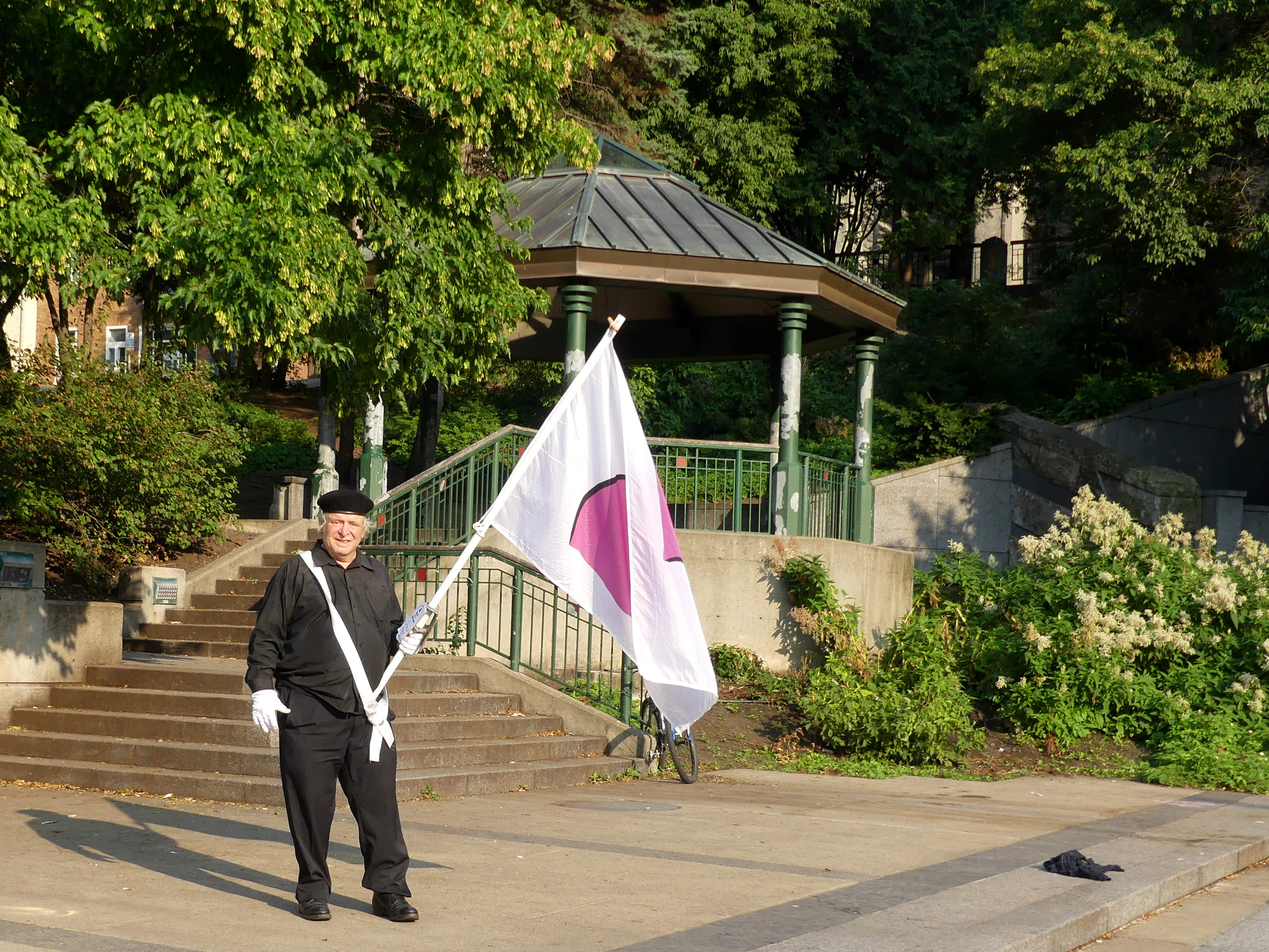 Je marche avec mon drapeau de la fiert ronde au Jardin Jean-Paul-L'Allier