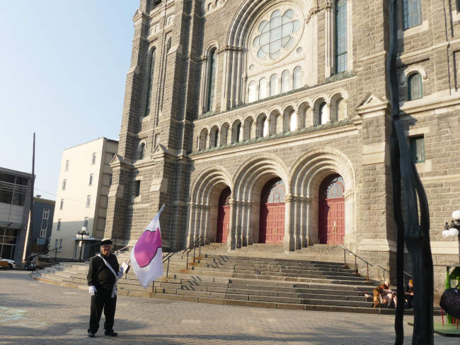 Je marche avec mon drapeau de la fiert ronde devant glise St-Roch