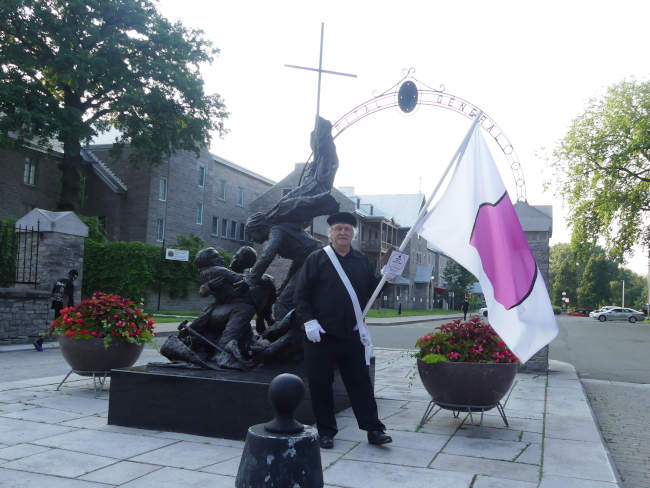 Je marche avec mon drapeau de la fiert ronde devant le Monastre des Augustines