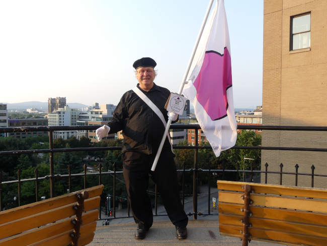 Je marche avec mon drapeau de la fiert ronde au-dessus de l'Escalier du Faubourg