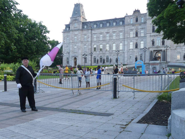 Je marche avec mon drapeau de la fiert ronde retour au Parlement de Qubec.